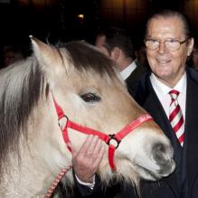 Sir Roger Moore au marché de Noël de Gut Aiderbichl près de Salzbourg le 15 novembre 2012.