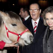 Sir Roger Moore et son épouse Kristina Tholstrup au marché de Noël de Gut Aiderbichl près de Salzbourg le 15 novembre 2012.