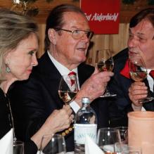 Sir Roger Moore, sa femme Kristina Tholstrup et Michael Aufhauser, propriétaire du refuge, au marché de Noël de Gut Aiderbichl près de Salzbourg le 15 novembre 2012.