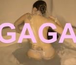 Lady Gaga exhibe son postérieur et joue la provoc' dans Cake