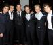 Les One Direction reçus par la reine Elizabeth II, accompagnés par Robbie Williams, à Londres le 19 novembre 2012.