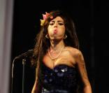 Amy Winehouse se bat avec sa robe trop petite