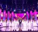 Jean-Pierre Foucault devant les 33 prétendantes lors de l'élection de Miss France 2013 le samedi 8 décembre 2012 sur TF1 en direct de Limoges