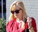 Reese Witherspoon, habillée d'une robe Vanessa Bruno, lunettes Westward Leaning sur le nez, brille par son style sous le soleil de Los Angeles. Le 13 décembre 2012.