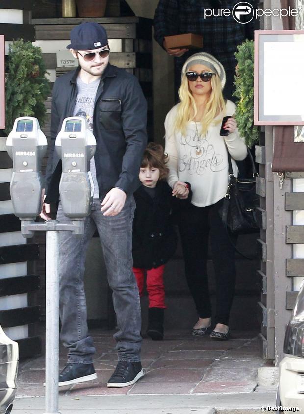 Christina Aguilera va déjeuner avec son fils Max et son petit ami Matthew Rutler à West Hollywood, le 13 décembre 2012.
