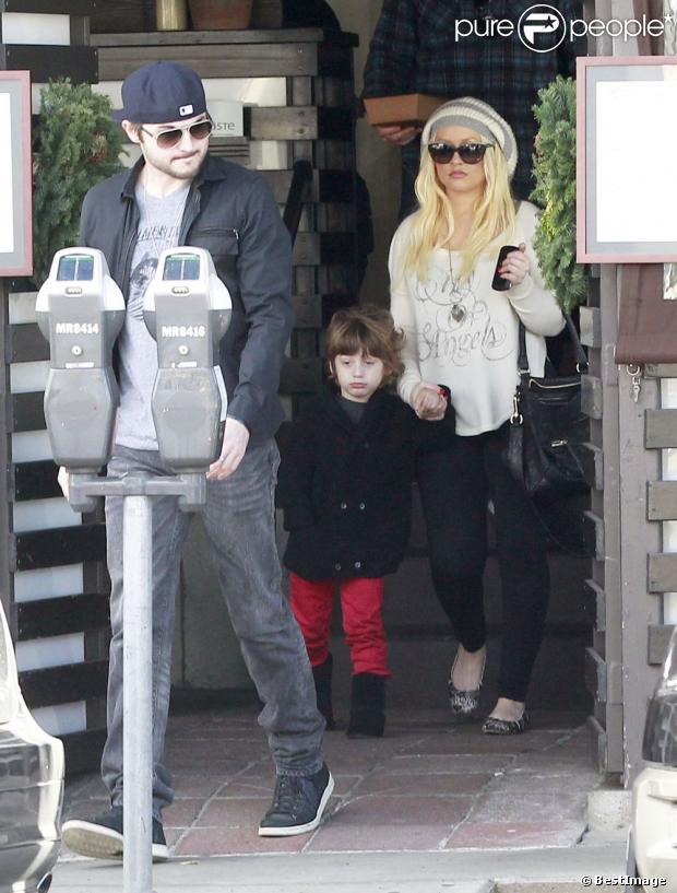 Christina Aguilera va déjeuner avec son fils Max et son petit ami Matthew Rutler à West Hollywood, le 13 décembre 2012. Ils sont allés ensuite à The Grove afin de rencontrer le père Noël.