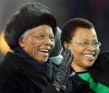 Nelson Mandela et sa femme Graça Machel à Johannesburg, le 11 juillet 2010.
