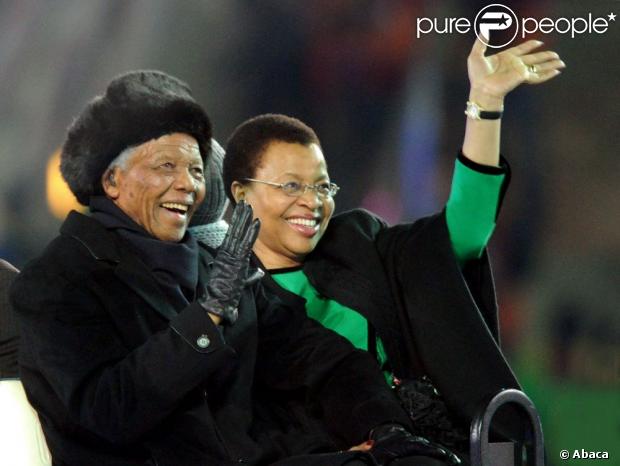 Nelson Mandela et sa femme Graça Machel à Johannesburg, le 11 juillet 2010.