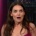 Katie Holmes, radieuse, maîtrise parfaitement l'autodérision