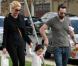 Katherine Heigl et son mari Josh Kelley se promènent avec leur fille Naleigh dans les rues de Los Angeles le 11 février 2012.