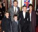 David et Victoria Beckham assistent avec leurs trois fils Romeo, Cruz et Brooklyn à la première représentation de la comédie musicale Viva Forever! à Londres. Le 11 décembre 2012.