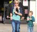 Britney Spears fait du shopping avec ses enfants Sean Preston et Jayden James dans une animalerie à Los Angeles le 18 Novembre 2012.