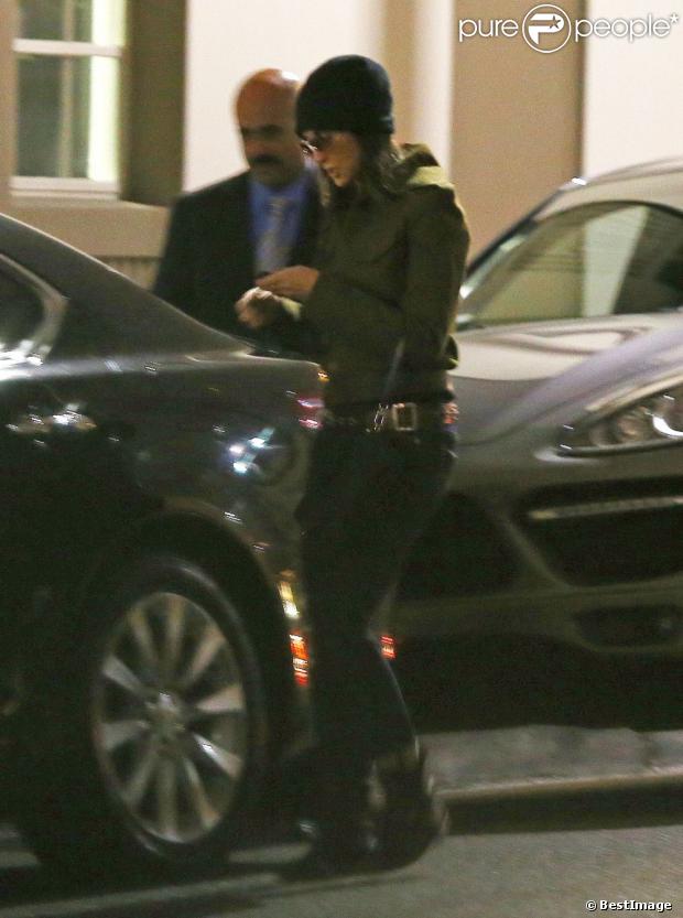 Demi Moore, souriante et épanouie en compagnie d'un mystérieux étalon, le 23 décembre 2012 à Los Angeles - photos Purepeople