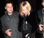 Kate Moss : En amoureuse ou en solo, elle ne connaît pas le faux pas