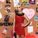 Ashlee Simpson : Sexy dans sa petite robe rouge lors d'une soirée entre filles