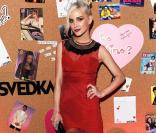 Ashlee Simpson : Sexy dans sa petite robe rouge lors d'une soirée entre filles