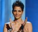  Halle Berry, ravissante lors des NAACP Image Awards au Shrine Auditorium pour remettre le prix de Meilleur Acteur à Denzel Washington absent. Los Angeles. Le 1er février 2013. 