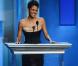  Halle Berry, ravissante lors des NAACP Image Awards au Shrine Auditorium pour remettre le prix de Meilleur Acteur à Denzel Washington absent. Los Angeles. Le 1er février 2013. 