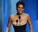  Halle Berry, ravissante lors des NAACP Image Awards au Shrine Auditorium pour remettre le prix de Meilleur Acteur à Denzel Washington absent. Los Angeles. Le 1er février 2013. 