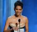  Halle Berry, ravissante lors des NAACP Image Awards au Shrine Auditorium pour remettre le prix de Meilleur Acteur à Denzel Washington absent. Los Angeles. Le 1er février 2013. 