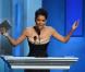  Halle Berry, ravissante lors des NAACP Image Awards au Shrine Auditorium pour remettre le prix de Meilleur Acteur à Denzel Washington absent. Los Angeles. Le 1er février 2013. 