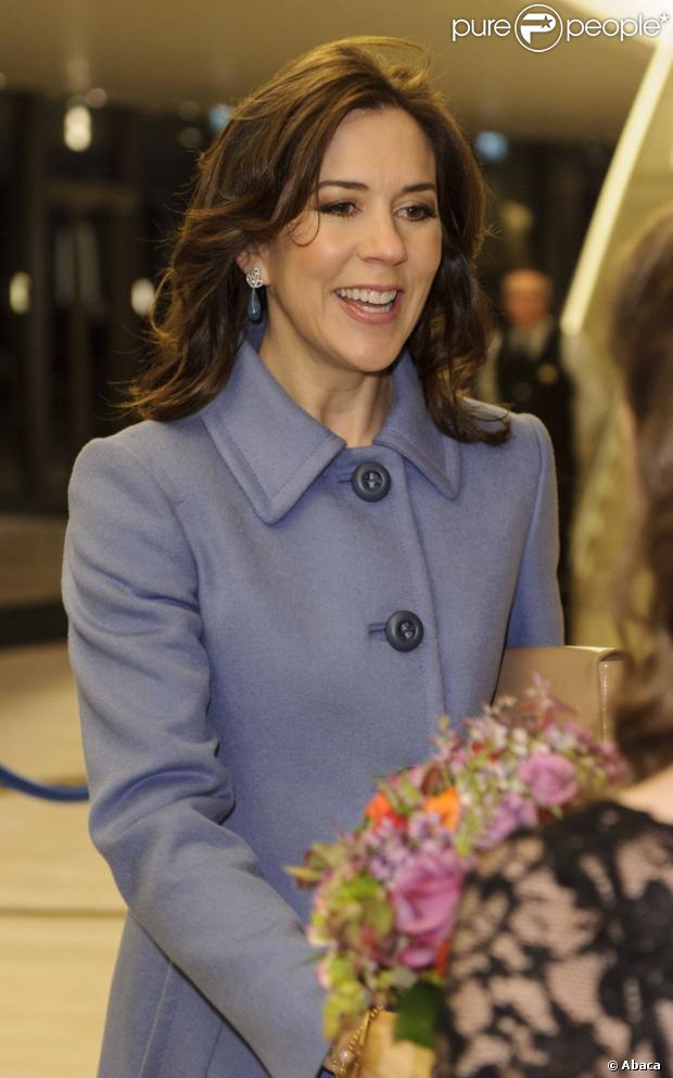 CASA REAL DE DINAMARCA - Página 86 1043942-crown-princess-mary-handed-out-the-620x0-1