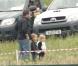 Vivienne et Knox, les enfants des Brangelina, observant leur mère Angelina Jolie sur le tournage de Maléfique le 27 juin 2012