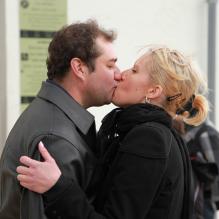 Exclu - "Qui Veut Epouser Mon Fils ? 2" : Cindy et Frédric s'embrassent sur l'Ile d'Oléron lors du tournage de l'émission en novembre 2011.