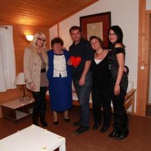 Exclusif<em> Qui Veut Epouser Mon Fils ?</em> 2 : Après le départ de Cindy, Frédric retrouve sa maman Chantal et les trois prétendantes qui continuent l'avanture, Deborah, Coralie et Sandrine. (tournage novembre 2011)