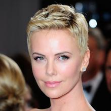 Charlize Theron, divine en robe blanche Christian Dior lors des Oscars. Los Angeles, le 24 février 2013.