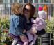    Alyson Hannigan et ses filles Satyana et Keeva, à la plage de Santa Monica, à Los Angeles, le 23 février 2013.