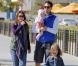    L'actrice Alyson Hannigan avec son mari, Alexis Denisof et ses filles Satyana et Keeva, à la plage de Santa Monica, à Los Angeles, le 23 février 2013.