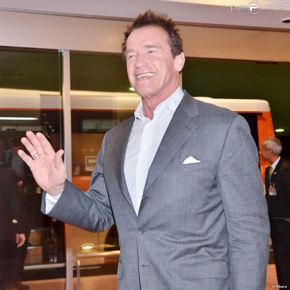 Arnold Schwarzenegger en photos - Page 15 1070101-actor-arnold-schwarzenegger-arrives-at-fullscreen-2