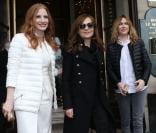 Jessica Chastain, Isabelle Huppert et Marie-Josée Croze quittent l'hôtel Le Meurice. Paris, le 6 mars 2013.