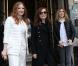 Jessica Chastain, Isabelle Huppert et Marie-Josée Croze quittent l'hôtel Le Meurice. Paris, le 6 mars 2013.