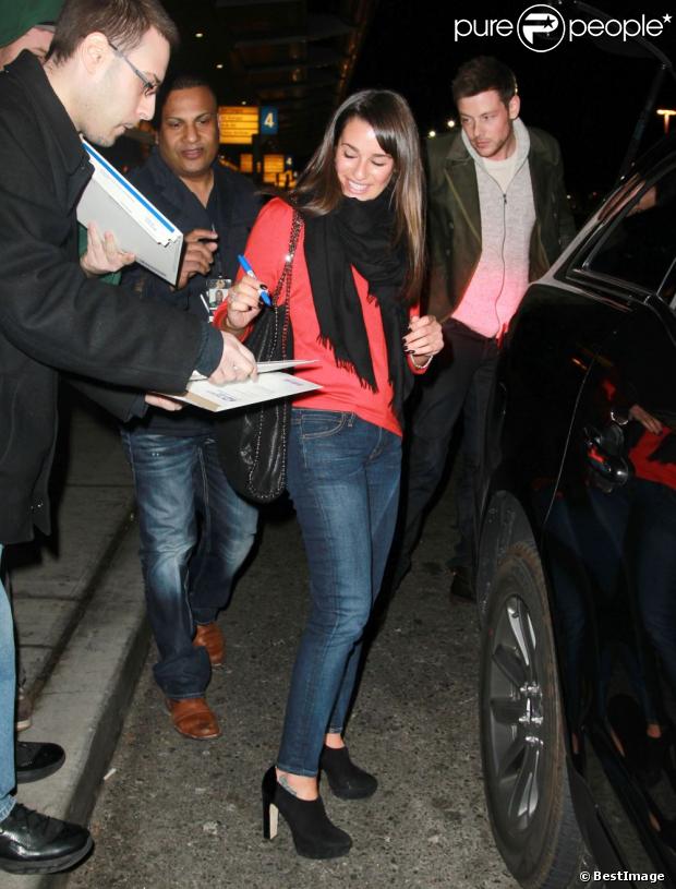 Lea Michele, aimable avec ses fans, et Cory Monteith de la série Glee, à l'aéroport de New York le 06 mars 2013.