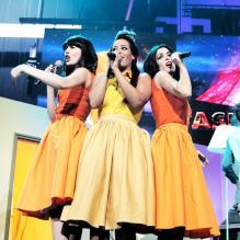 Nolwenn Leroy, Amel Bent et Shy'm - Spectacle des Enfoirés 2013, La boîte à musique