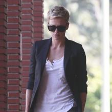 Charlize Theron, le 15 mars 2013, alors qu'elle se rend aux studios Disney de Burbank avec une amie.