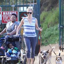 La belle Charlize Theron promenant son fils Jackson et ses deux chiens à Runyon Canyon le 15 mars 2013.