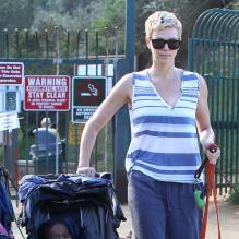 Charlize Theron promenant son fils Jackson et ses deux chiens à Runyon Canyon le 15 mars 2013.