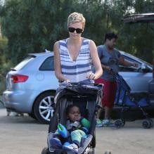 Charlize Theron promenant son fils Jackson à Runyon Canyon le 15 mars 2013.