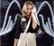 Estelle Lefébure - Les marraines, les présentatrices, et les artistes engagés posent pour l'événement "2000 femmes chantent contre le cancer" à l'Olympia à Paris, le 7 mars 2013.