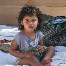 Doutzen Kroes est fier de son adorable fils Phyllon. Le duo fait une pause à l'ombre près de sa piscine à  Miami. Le 24 mars 2013