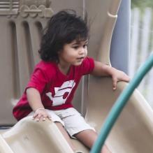 Exclusif - Doutzen Kroes et son fils Phyllon Joy prennent du bon temps dans un parc de Miami, le 22 mars 2013.