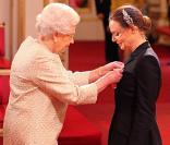 Elizabeth II : Fan de mode, elle récompense la créatrice Stella McCartney
