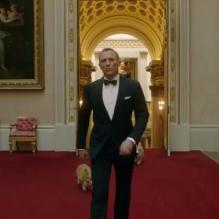 La reine Elizabeth II a spontanément proposé au réalisateur Danny Boyle sa participation dans son propre rôle au côté de Daniel Craig pour la séquence Happy &amp; Glorious mettant en scène son arrivée à la cérémonie d'ouverture des Jeux olympiques de Londres 2012, le 27 juillet 2012.