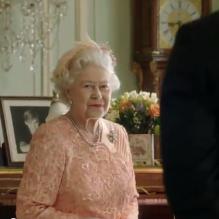 La reine Elizabeth II a proposé au réalisateur Danny Boyle sa participation dans son propre rôle au côté de Daniel Craig pour la séquence Happy &amp; Glorious mettant en scène son arrivée à la cérémonie d'ouverture des Jeux olympiques de Londres 2012, le 27 juillet 2012.