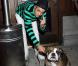 Samantha Ronson pose avec son chien à Los Angeles, en 2007.