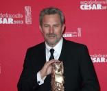 Kevin Costner et son César d'honneur le 22 février 2013 à Paris