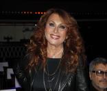 Julie Piétri assiste au défilé de mode OmarJeans, au pavillon Champs-Élysées, à Paris le 31 mars 2013.